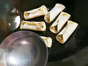 放入有锅贴一半高度的清水