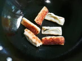 盖上锅盖中火煎至水干，听到啪啪响关火，出锅