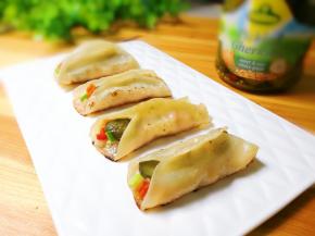 里面酸黄瓜的汁留到肉馅上有淡淡酸味