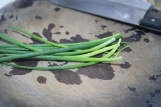 制作葱油。葱洗净。