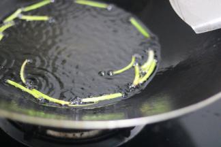 锅内热油，先放入葱白，中小火油炸。