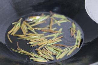 炸到葱叶稍有焦黄色就关火。