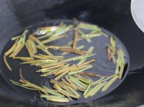 炸到葱叶稍有焦黄色就关火。