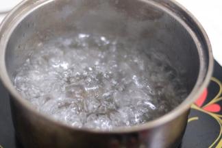 炸了葱油就煮面了。奶锅内将水煮开。