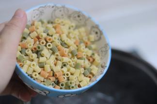 水来后加入意面。