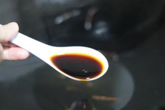 面煮好后，捞出备用。锅内倒入一茶匙的葱油，加入一茶匙酱油。