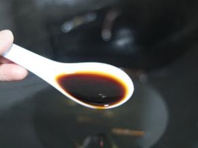 面煮好后，捞出备用。锅内倒入一茶匙的葱油，加入一茶匙酱油。