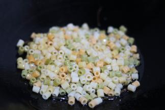 倒入煮好的意面。拌匀。