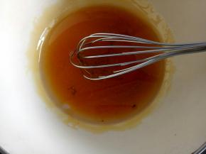 加入花生油搅拌均匀