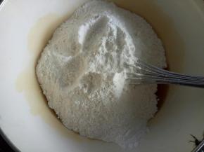 加入中筋面粉，揉成团，包保鲜膜静置大约1个小时左右