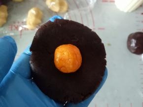 我喜欢吃皮厚一点的，皮馅的比例是3:7，模具是65克的，豆沙准备好后包入蛋黄，豆沙每个40克