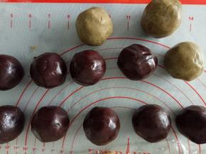 烤蛋黄的时候准备好豆沙，我还做了几个绿豆沙的