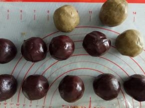 烤蛋黄的时候准备好豆沙，我还做了几个绿豆沙的
