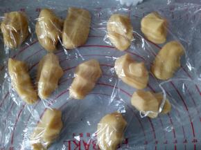 按比例将饼皮分开，大约每个20克左右