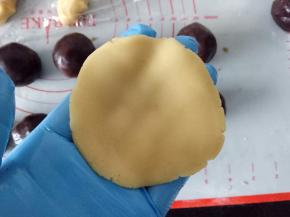 取一个饼皮，用手掌压薄