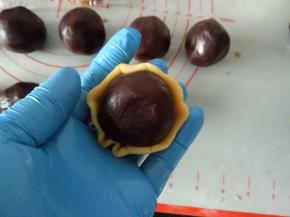 大概能裹住半个豆沙馅就可以