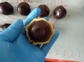 大概能裹住半个豆沙馅就可以