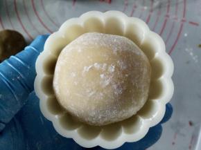 滚上一点点玉米淀粉，放入模具