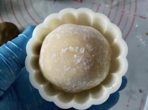 滚上一点点玉米淀粉，放入模具