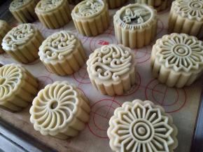 压制成型，放到烤盘里，送入预热好的烤箱180度烤5分钟