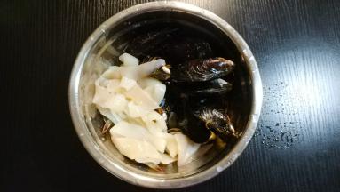 剪成鱿鱼圈、番茄切丁