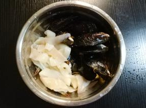 剪成鱿鱼圈、番茄切丁