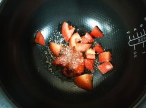 电饭煲里按煮饭功能，放入油、盐、番茄丁翻炒