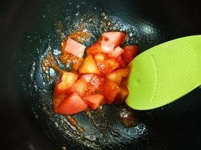 放入番茄酱翻炒