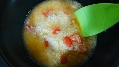 倒入用盐油浸泡着的米和水盖上盖子
