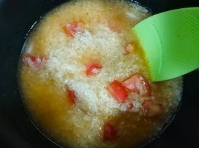 倒入用盐油浸泡着的米和水盖上盖子