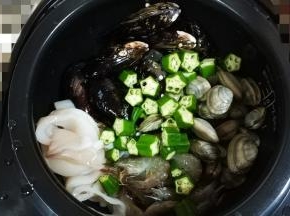 电饭煲显示到还剩15分钟时放入海鲜类、蔬果类洒上少许蒜盐，盖上盖子至工作完成，饭好后再焗5分钟
