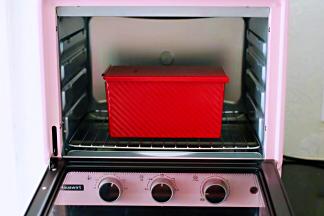 烤箱150度提前预热10分钟，放入烤箱中下层，上下火150度度烤35分钟