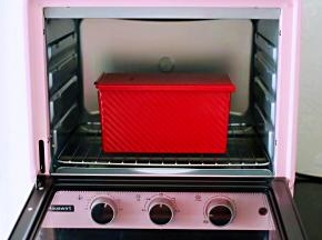 烤箱150度提前预热10分钟，放入烤箱中下层，上下火150度度烤35分钟