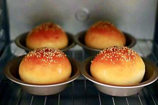 汉堡胚出炉啦、整个房间都弥漫了香味浓郁的面包味道