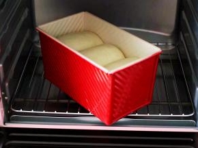 把做好后的面团进行二发，现在的天气很热，不需要烤箱加热水一会就可以发好了；