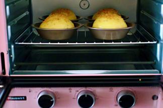 烤箱提前180度预热10分钟后，把面包胚放入烤箱中层，180度烤18-20分钟，注意观察颜色，必要时覆盖一张锡纸。(具体温度要根据自家的烤箱另定。)