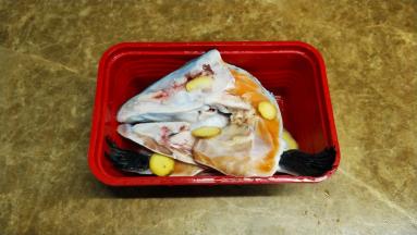 三文鱼头用姜、料酒、盐腌20分钟