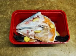 三文鱼头用姜、料酒、盐腌20分钟