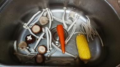 杂蔬、菇菌处理好