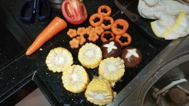 玉米切段、鲜菇切十字花、红萝卜切小花（不装饰的话此步可省略）