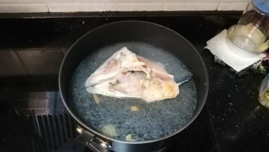 倒入水盖上盖子煮20分钟（水要加足够）