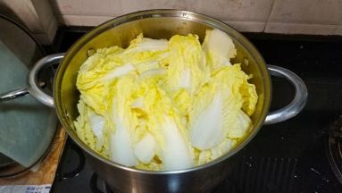 另一汤煲放入所有杂菜、菇菌、适量水