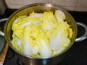 另一汤煲放入所有杂菜、菇菌、适量水