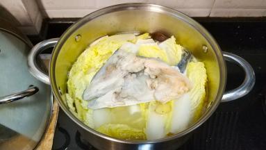 将三文鱼汤倒入杂菜煲里继续煮20分钟