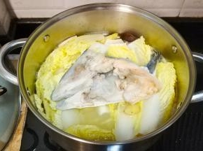 将三文鱼汤倒入杂菜煲里继续煮20分钟