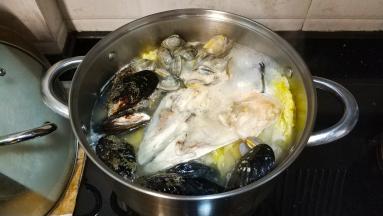 20分钟后放入鱼露调味，青口、花甲、煮至开口