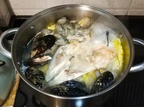 20分钟后放入鱼露调味，青口、花甲、煮至开口
