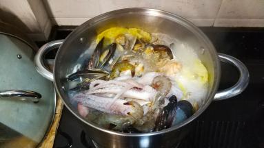 最后放入鱿鱼须、虾（易熟）大火煮4分钟