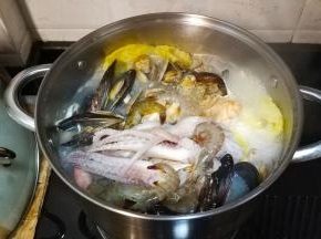 最后放入鱿鱼须、虾（易熟）大火煮4分钟