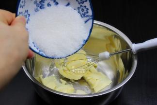 黄油切块，室温内软化；分3次加入白砂糖拌均；